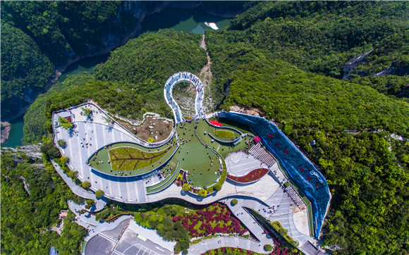 龍缸景區(qū)云端玻璃廊橋。重慶江來集團供圖 華龍網發(fā)
