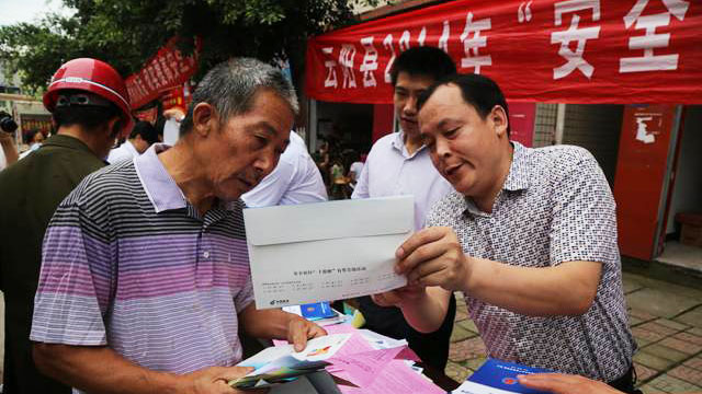 云陽安監(jiān)局奔赴紅獅鎮(zhèn)開展安全生產(chǎn)月群眾宣傳活動(dòng)