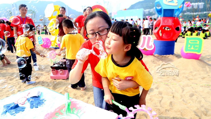 親子游戲活動(dòng)區(qū) 大人與孩子們盡享游戲的快樂