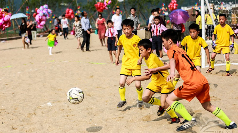 民德小學(xué)、盤石小學(xué)孩子們赤腳進(jìn)行沙灘足球比賽