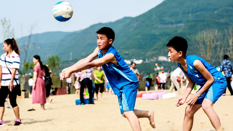 云師附小、盤石小學(xué)在沙灘中間進(jìn)行沙灘排球比賽