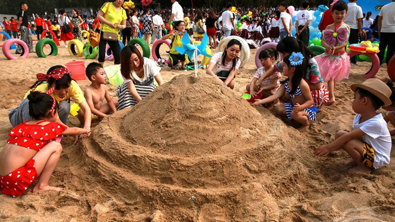 快樂玩沙區(qū) 親子玩沙活動(dòng)打造沙區(qū)樂園